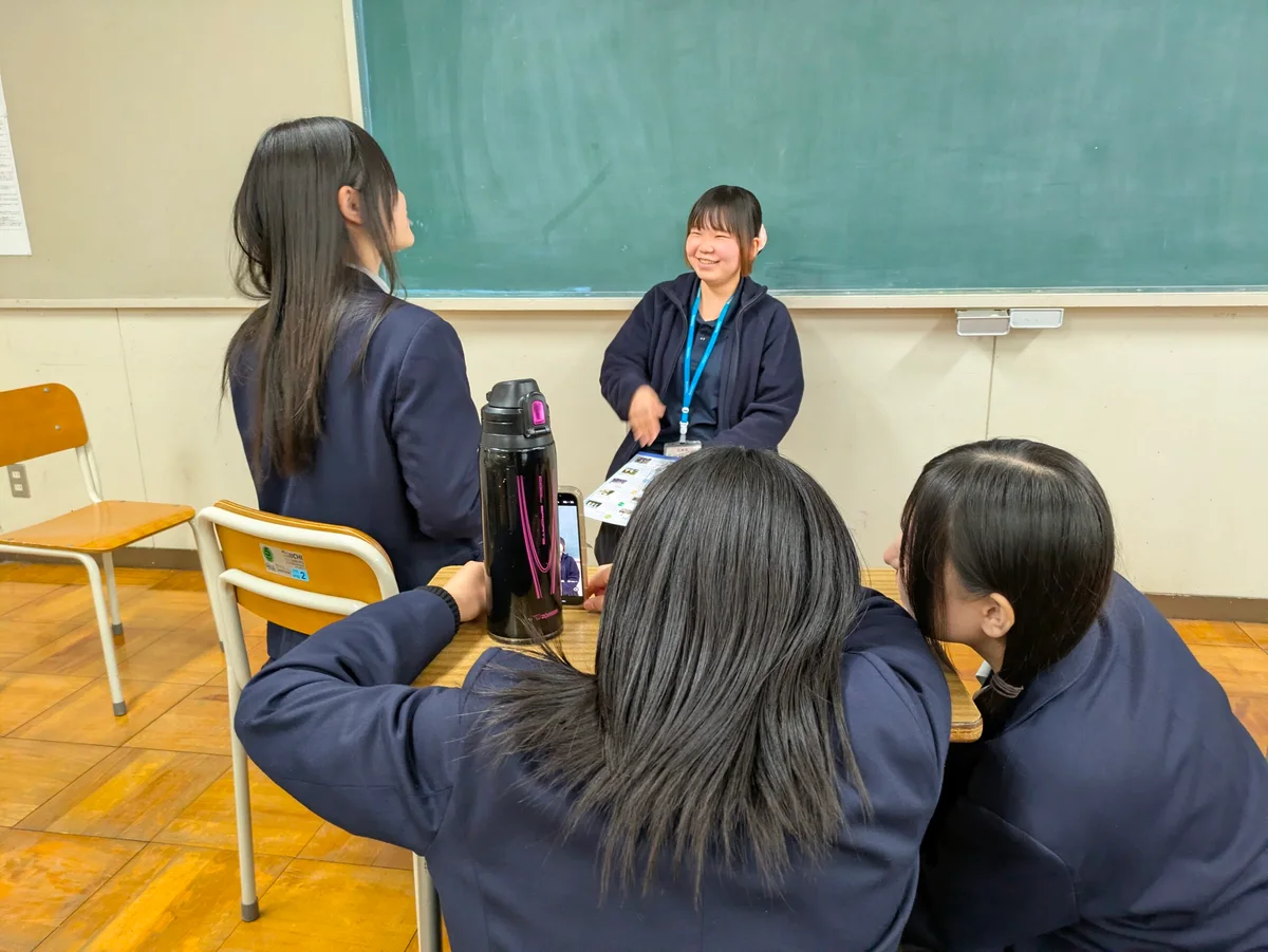 地元企業で働く卒業生にインタビューする焼津高校の生徒
